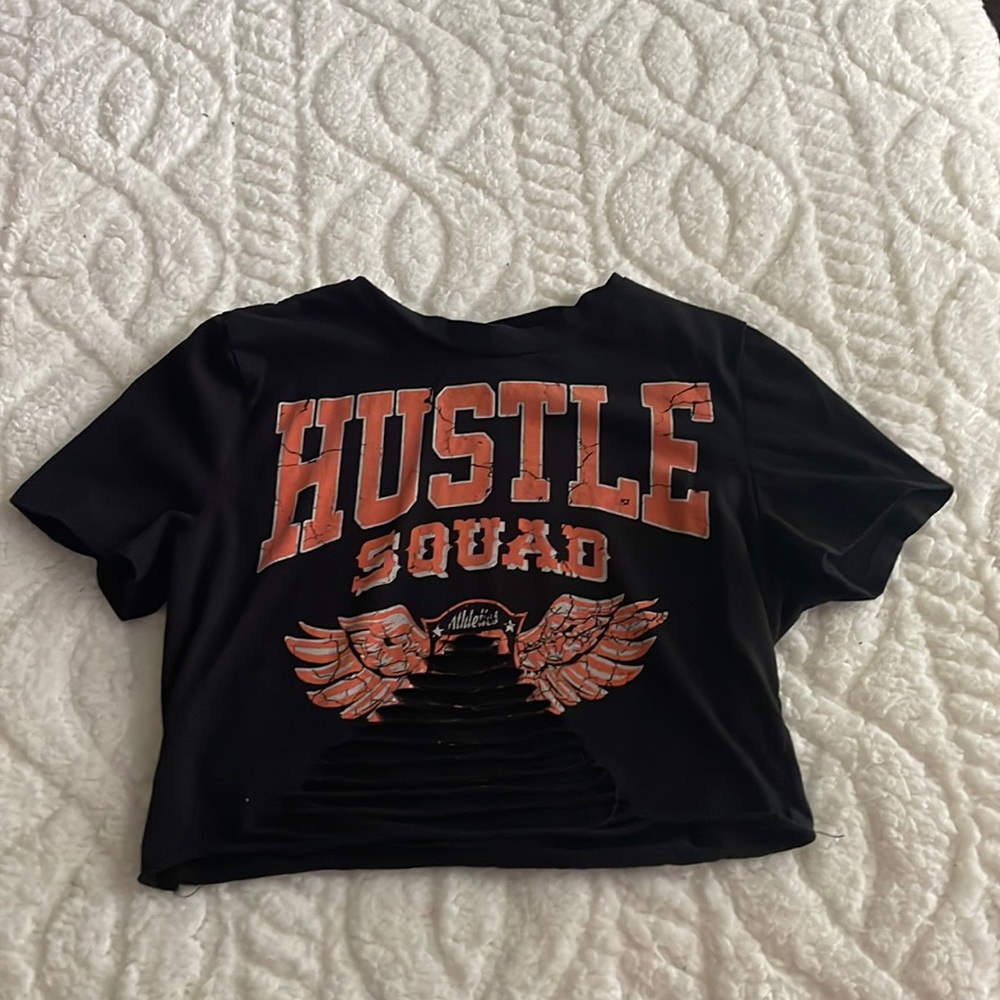 I’m selling a very nice crop top, the condition and very good never worn